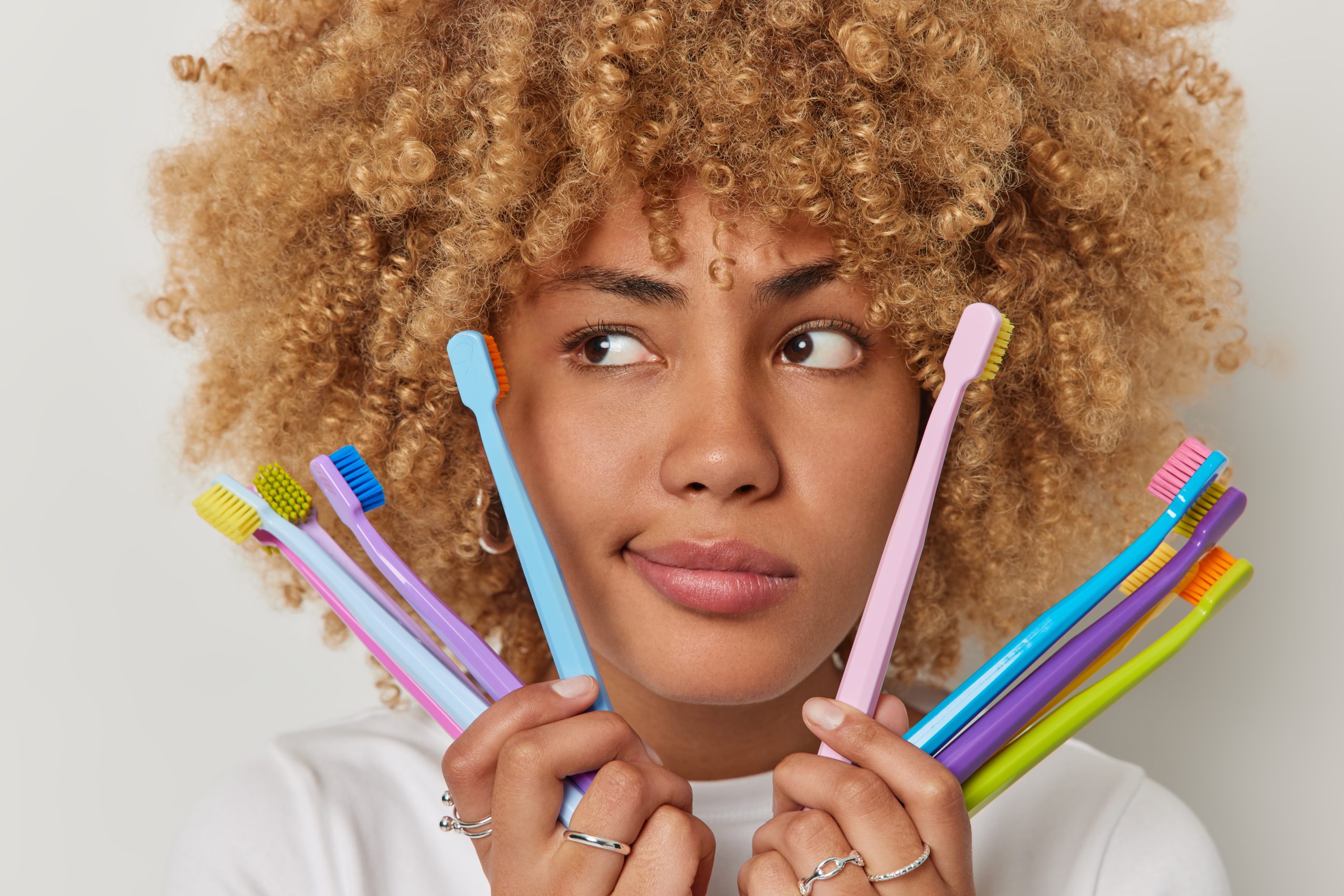 Read more about the article How to Choose the Right Toothbrush for Healthy Teeth